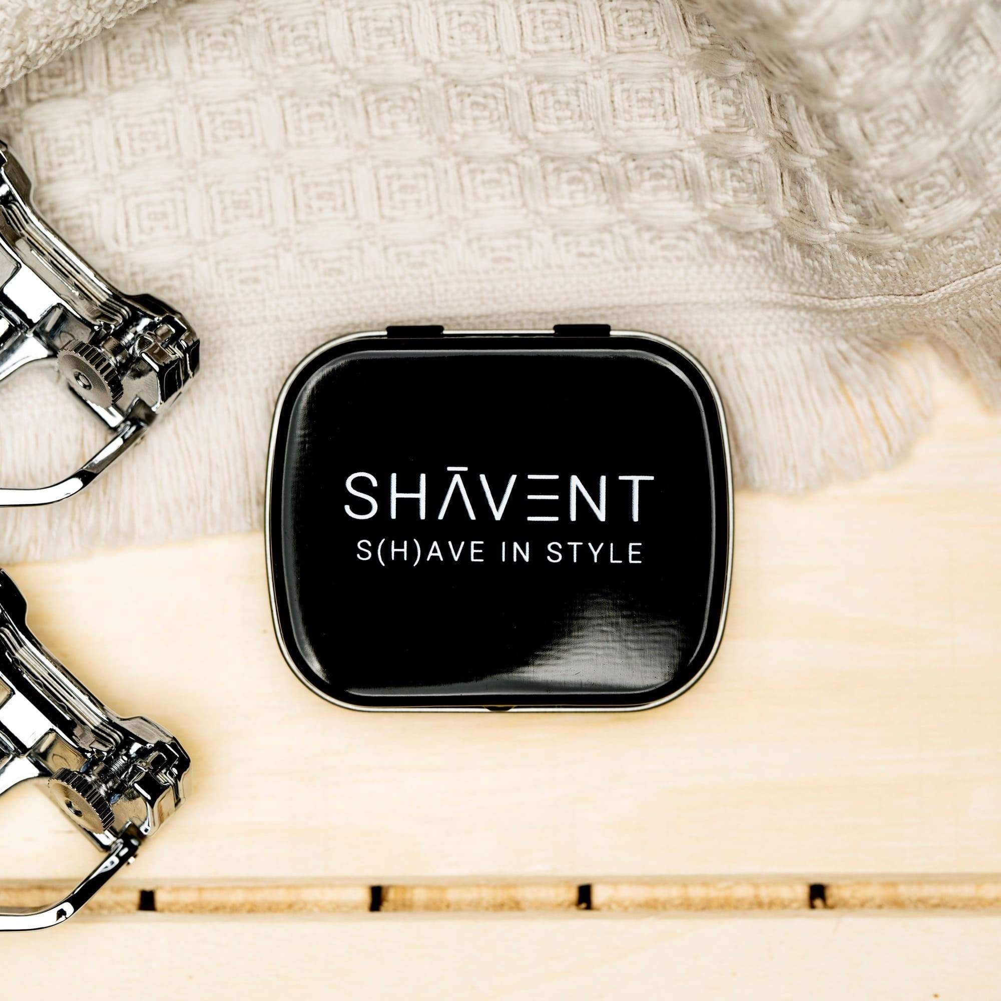 SHAVENT Klingensammel-Dose mit zwei SHAVENTS im Anschnitt auf hellem Handtuch