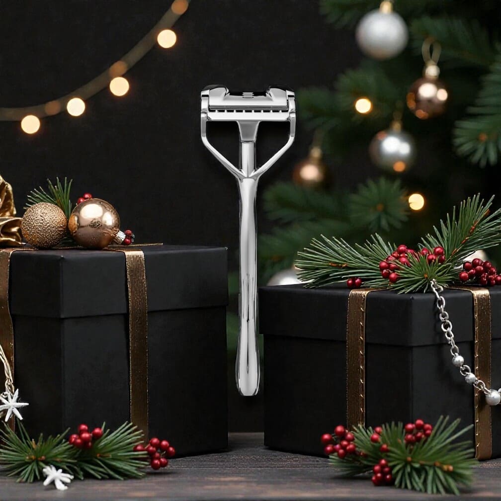 SHAVENT MĂ€nner-Geschenk-Set: Chrom-Rasierer zwischen schwarzen Geschenkboxen, umgeben von festlicher Dekoration. Ideal fĂŒr ein stilvolles, tĂ€gliches Rasurritual.