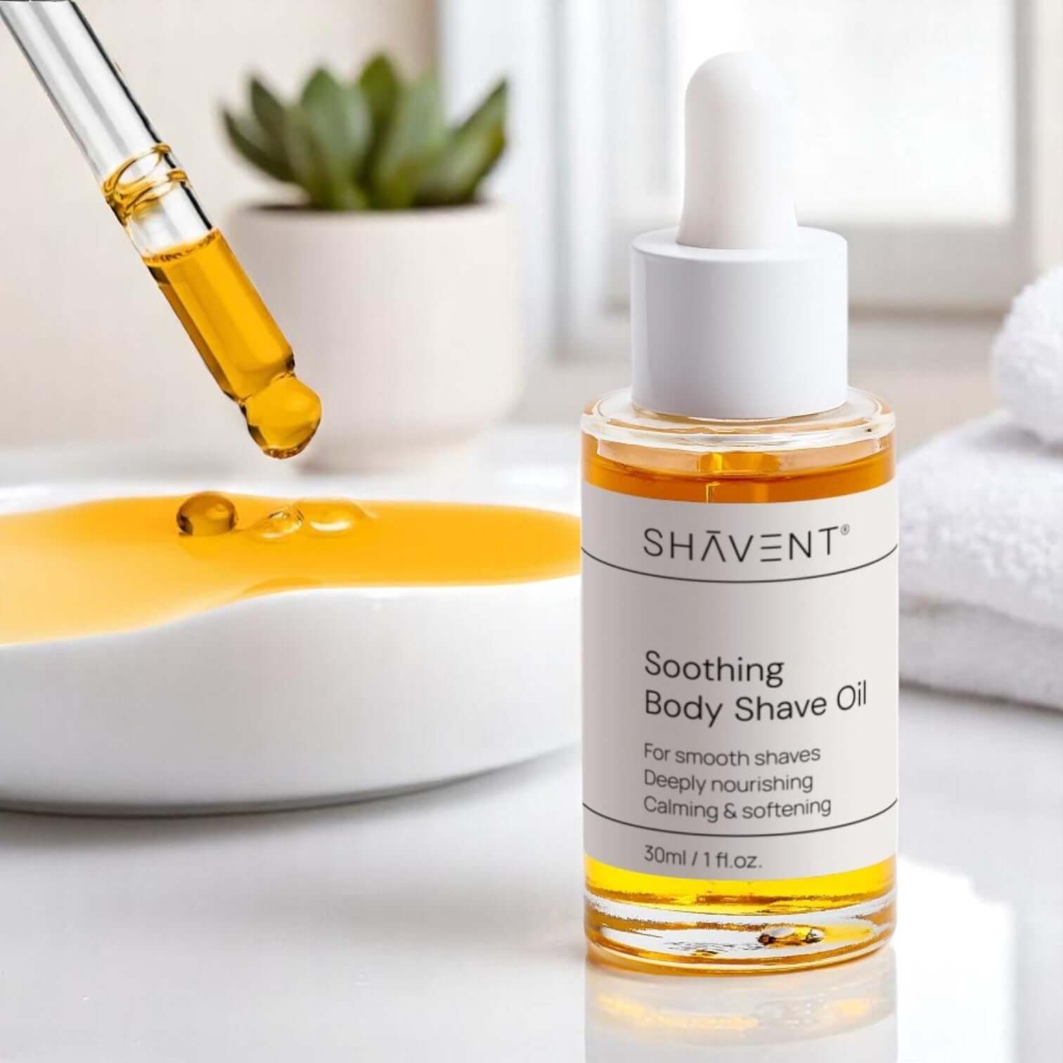SHAVENT Soothing Body Shave Oil: Nahaufnahme eines Tropfers, der Öl in eine Flasche gibt, ideal für sanfte, nährende Körperrasuren ohne Hautirritationen.