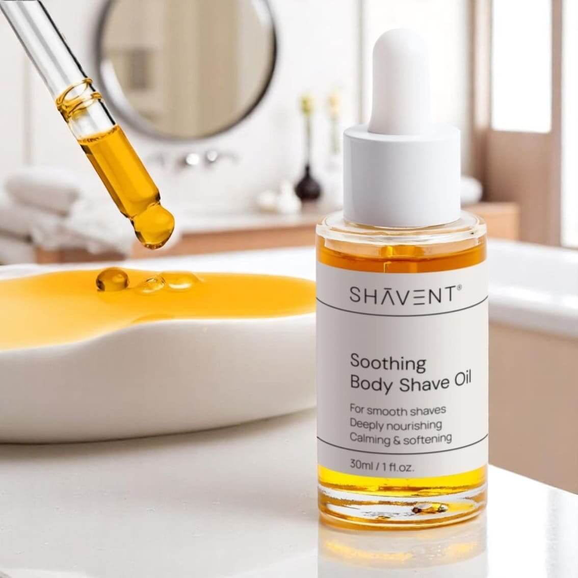 SHAVENT Body Shave Ritual Set: Nahaufnahme von Rasierer, Flasche und Pflanze. Sanfte Körperrasur, ohne Ziepen oder Brennen, für ein geschmeidiges Hautgefühl.