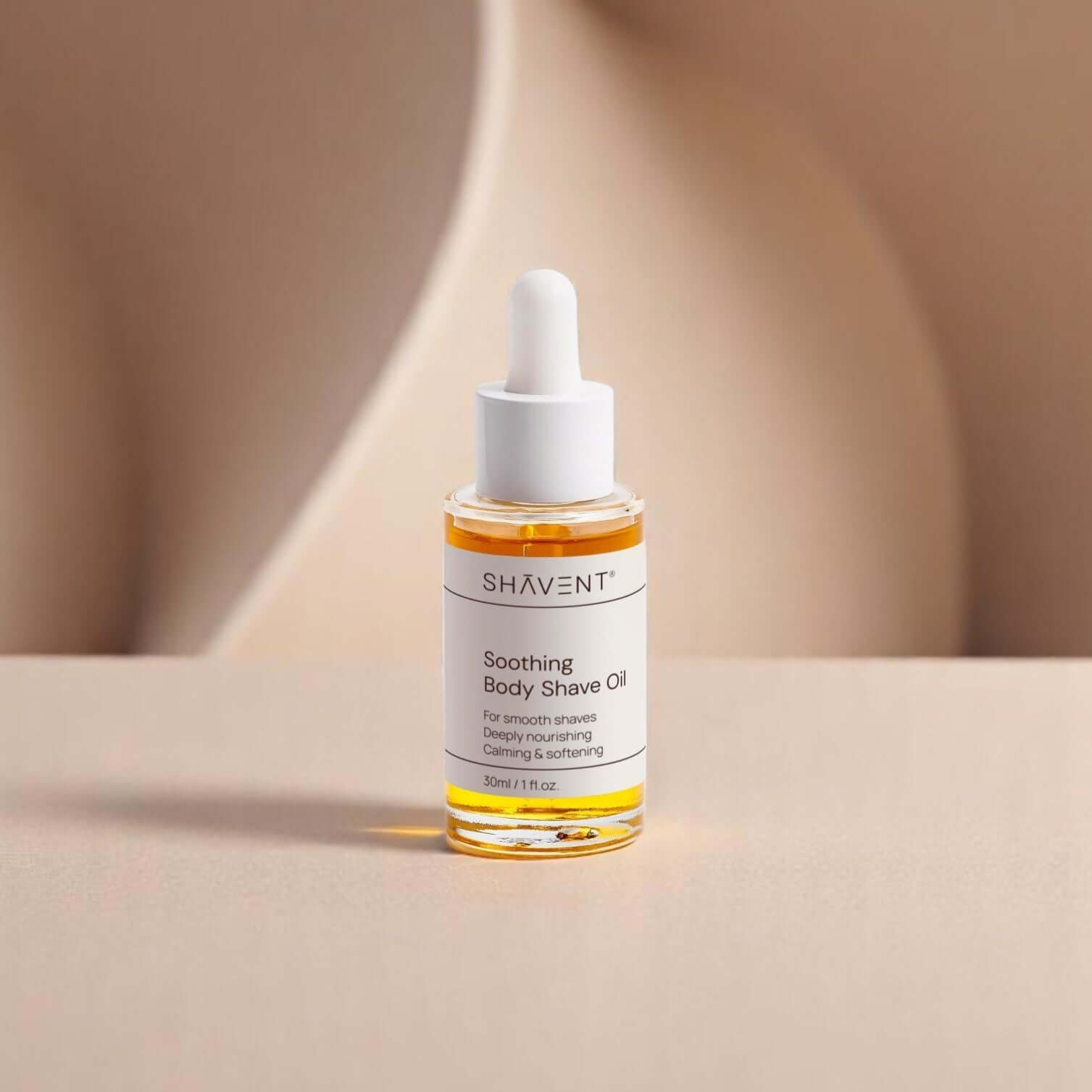 Flasche SHAVENT Soothing Body Shave Oil, Rasieröl für eine sanfte, hautpflegende Rasur am ganzen Körper, mit einem praktischen Tropfverschluss.