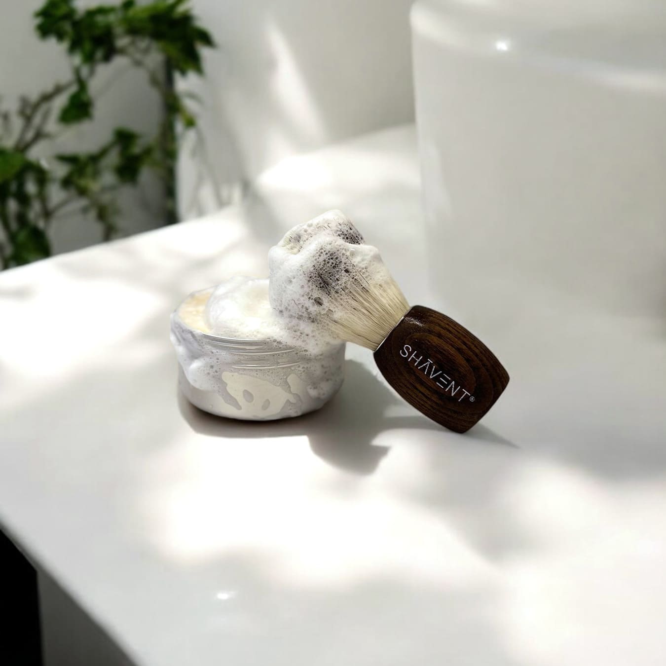 SHAVENT Lemon Silk – Sanfte Rasierseife mit cremigem Schaum, Rasierpinsel daneben, für gründliche und hautschonende Rasur, im wiederverwendbaren Alutiegel.