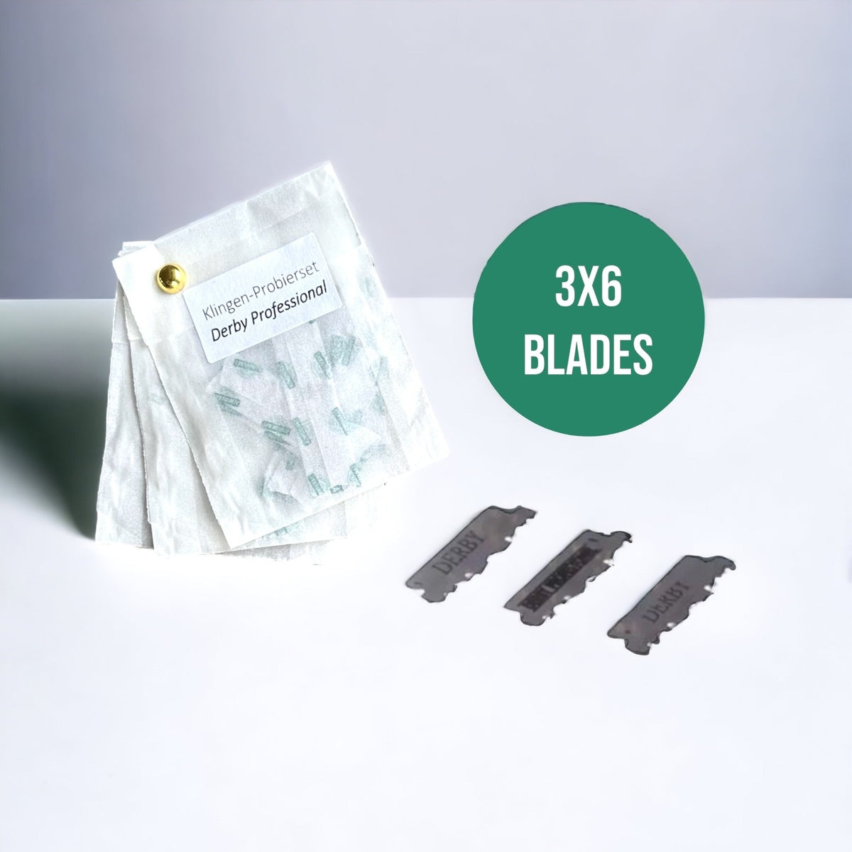 âDas groĂe SHAVENT Frauen-Geschenk-Setâ mit âDerby Professionalâ Klingen-Sampler: Drei PĂ€ckchen Ă sechs Klingen, einige Klingen sichtbar, ideal fĂŒr Nassrasuren.