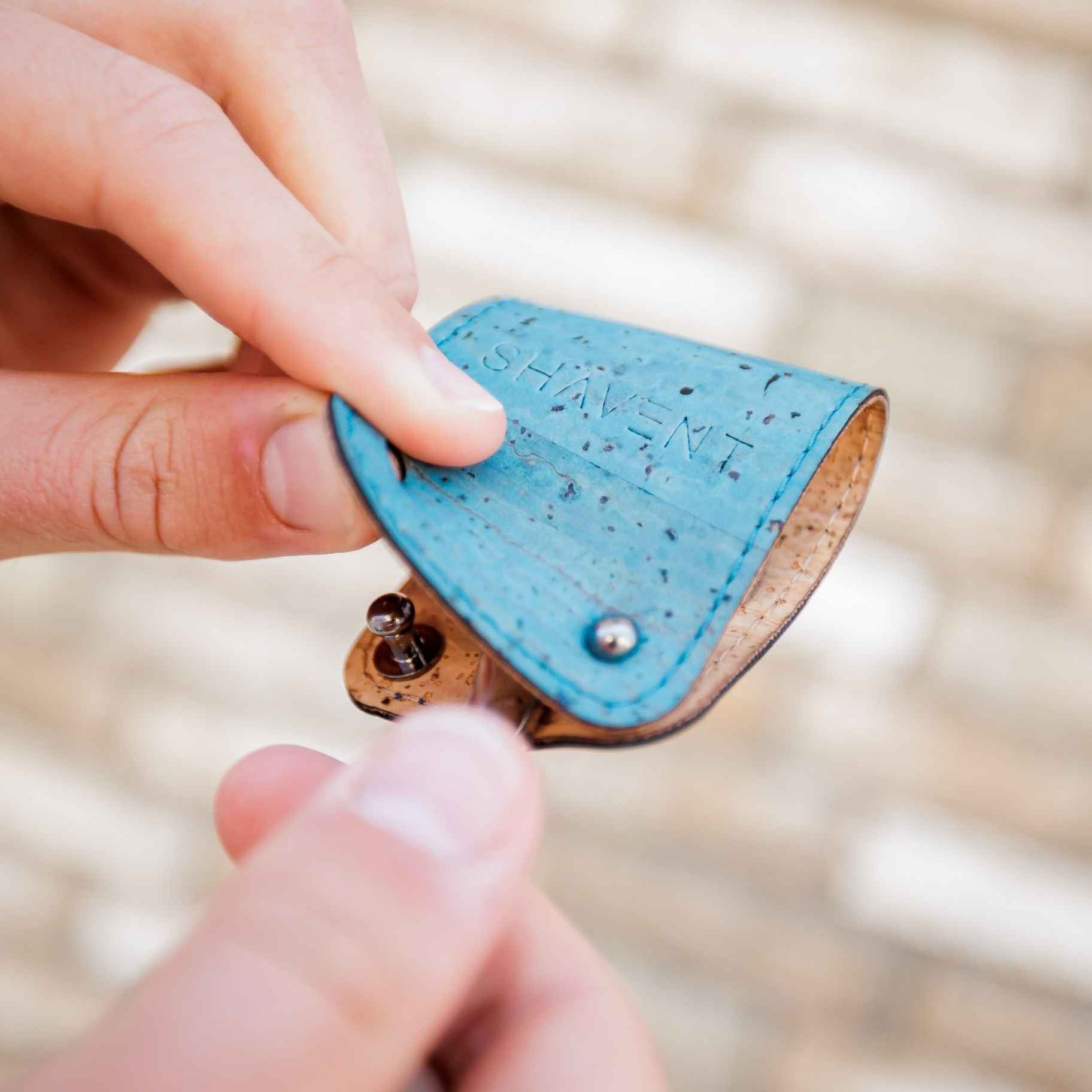 Hände öffnen SHAVENT Compact Oster Special: ein kompaktes Rasiererset mit Korkhülle und Rasierkopf, ideal für sanfte, gründliche Körperrasur, inklusive gratis Klingen-Test-Set.