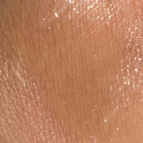 SHAVENT Soothing Body Shave Oil für glatte Haut, Nahaufnahme von Hautoberfläche, zeigt die sanfte Gleiteigenschaft des Rasieröls für eine schonende Rasur ohne Irritationen.