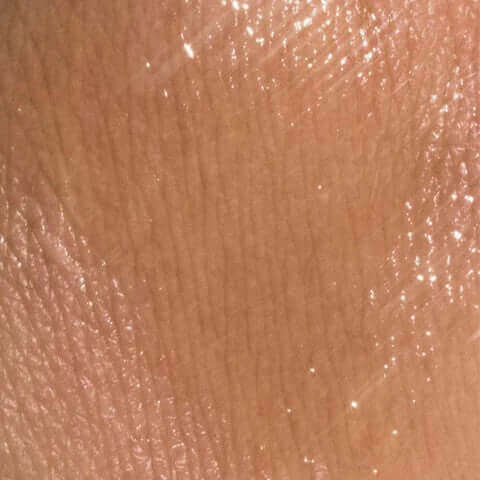 Nahaufnahme der Haut, die das sanfte Gleiten des Summer Special: SHAVENT Body Shave Ritual Set - Körper-Rasur so sanft wie noch nie erlebbar macht.
