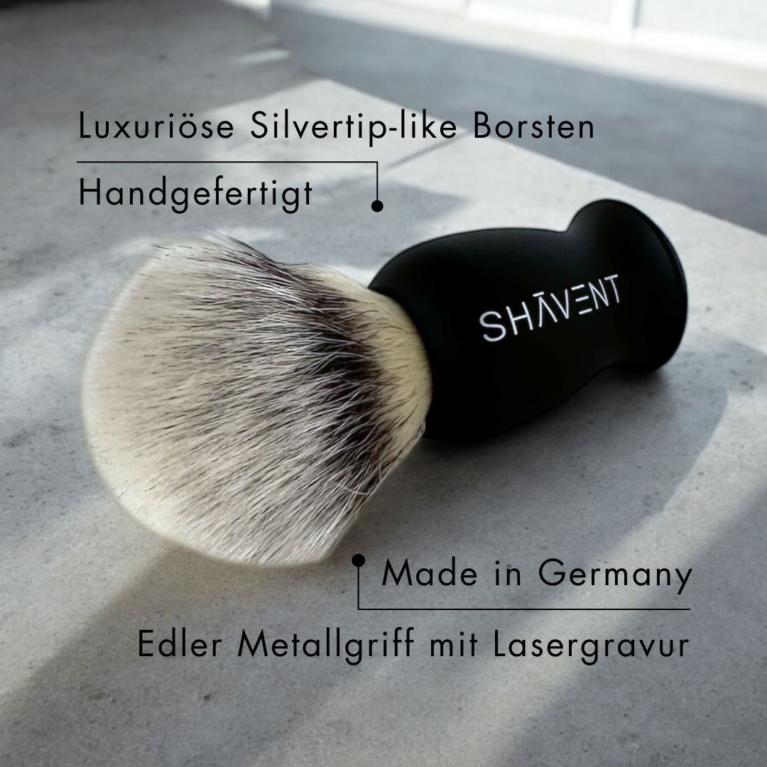 SHAVENT Männer-Geschenk-Set: Hochwertiger Rasierpinsel mit dichten Silberspitz-Borsten und schwarzem Metallgriff, lasergraviert mit SHĀVĒNT, handgefertigt in Deutschland für ein stilvolles Rasurritual.