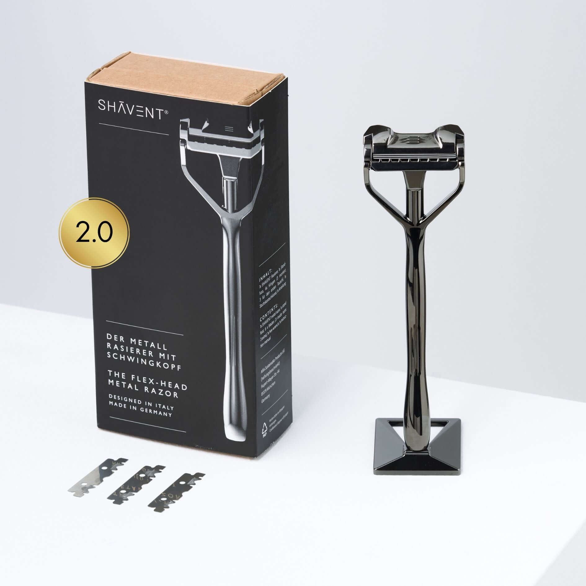 SHAVENT Face Shave Ritual: Flex‐Head Metallrasierer-Set mit Schwingkopf, inklusive poliertem Ständer und drei Ersatzklingen, präsentiert in eleganter schwarzer Box.