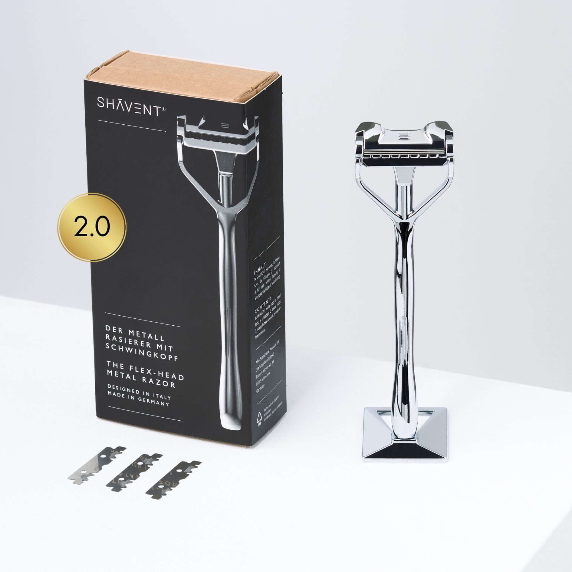 SHAVENT 2.0 Rasierkit: Premium-Sicherheitsrasierer mit Flexkopf auf Ständer, inklusive drei Ersatzklingen, präsentiert neben der Originalverpackung für die perfekte Nassrasur.
