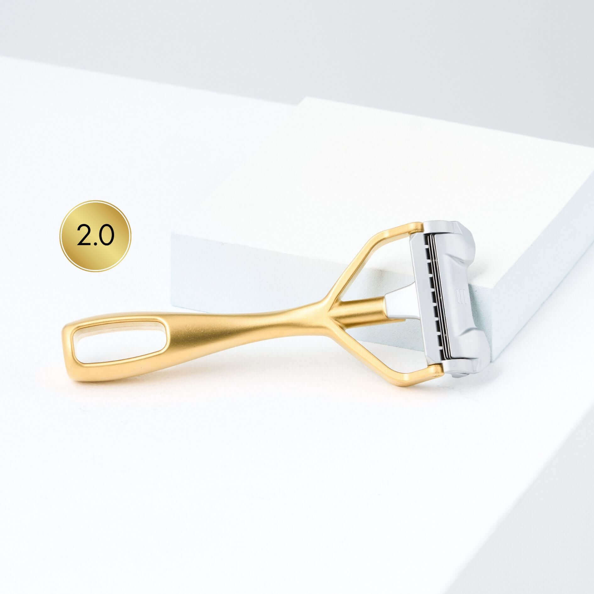 SHAVENT Body Shave Ritual Set: Nahaufnahme eines weißen Geräts mit goldenen Elementen, verspricht sanfte Körperrasur ohne Ziepen oder Brennen. Ideal für tägliche, hautschonende Nassrasur.