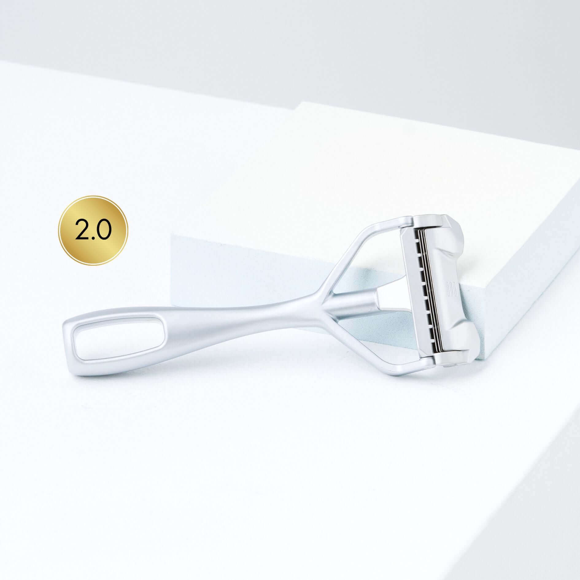 Sleekes SHAVENT Valentinstags-Set: Original & Compact Rasierer auf weißem Block, betont durch goldenen 2.0 Kreis. Perfektes Duo für umfassende Nassrasur.