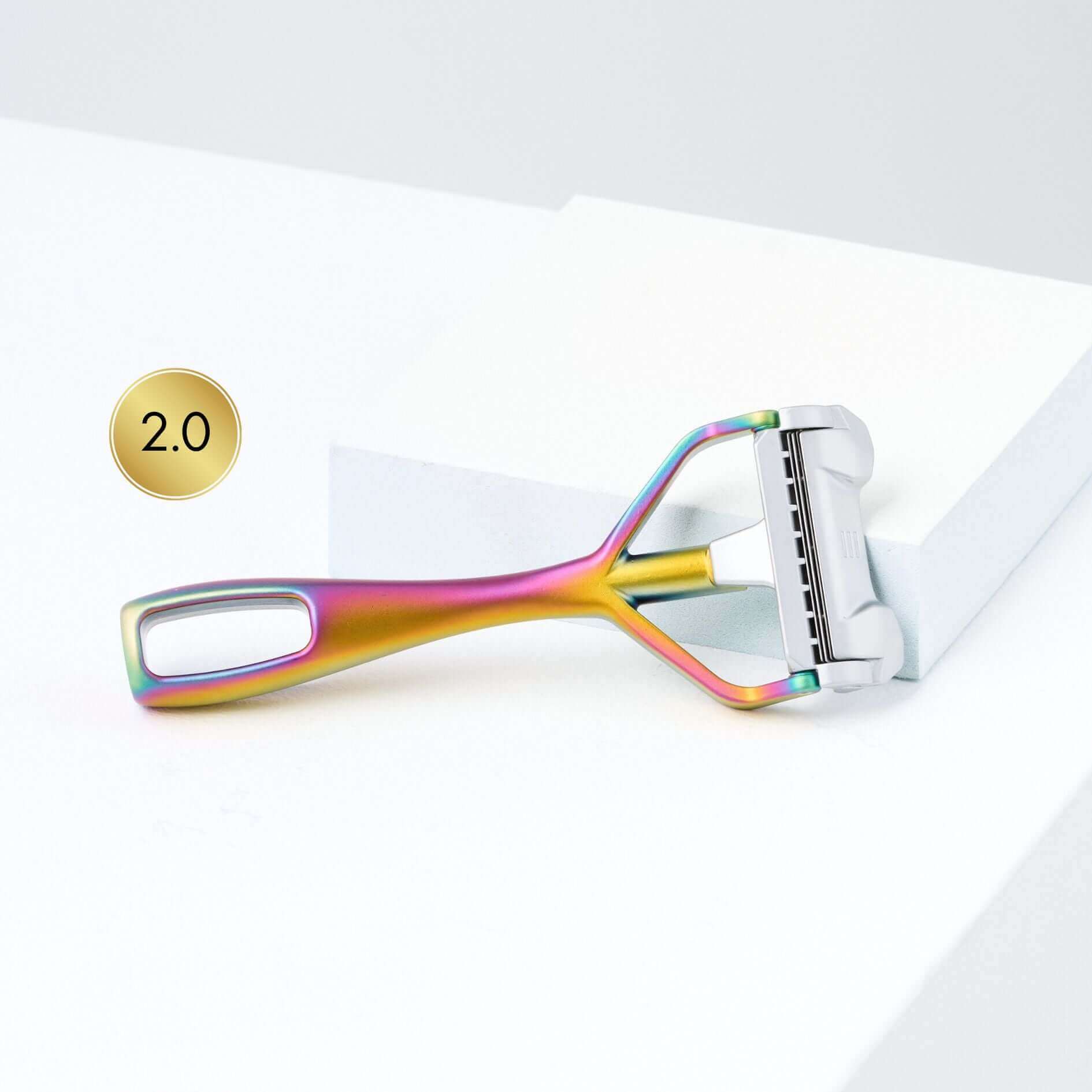 Moderner SHAVENT Valentinstags-Special-Rasierer 2.0 mit regenbogenfarbenem Griff und silbernem Kopf, auf weißen Blöcken präsentiert. Perfekt für gründliche Rasuren.