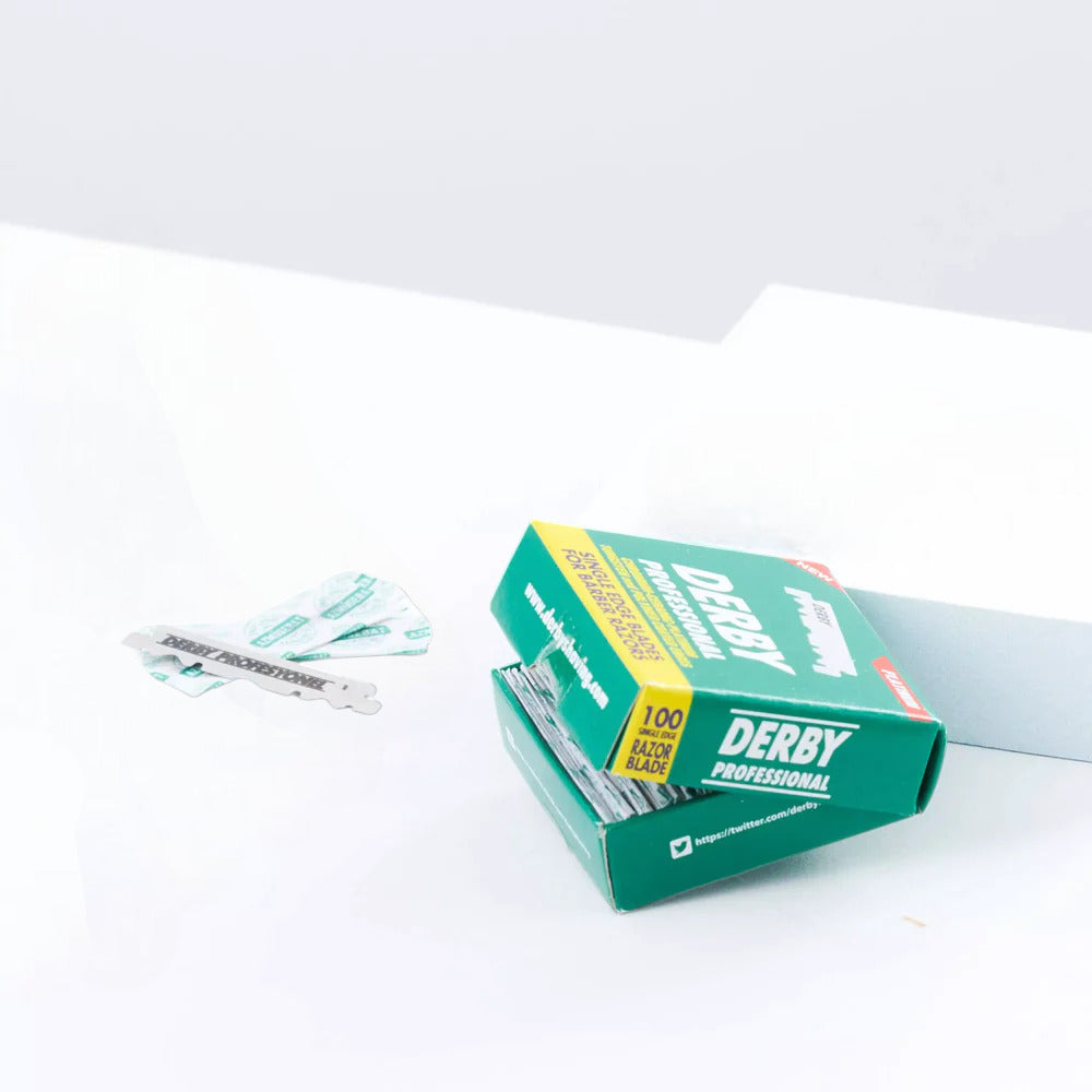 Das groĂe SHAVENT Frauen-Geschenk-Set mit Derby Professional Rasierklingen, einige entnommen, bietet glatte Haut und Verwöhnmomente. Perfekt als elegantes Geschenk fĂŒr Frauen.