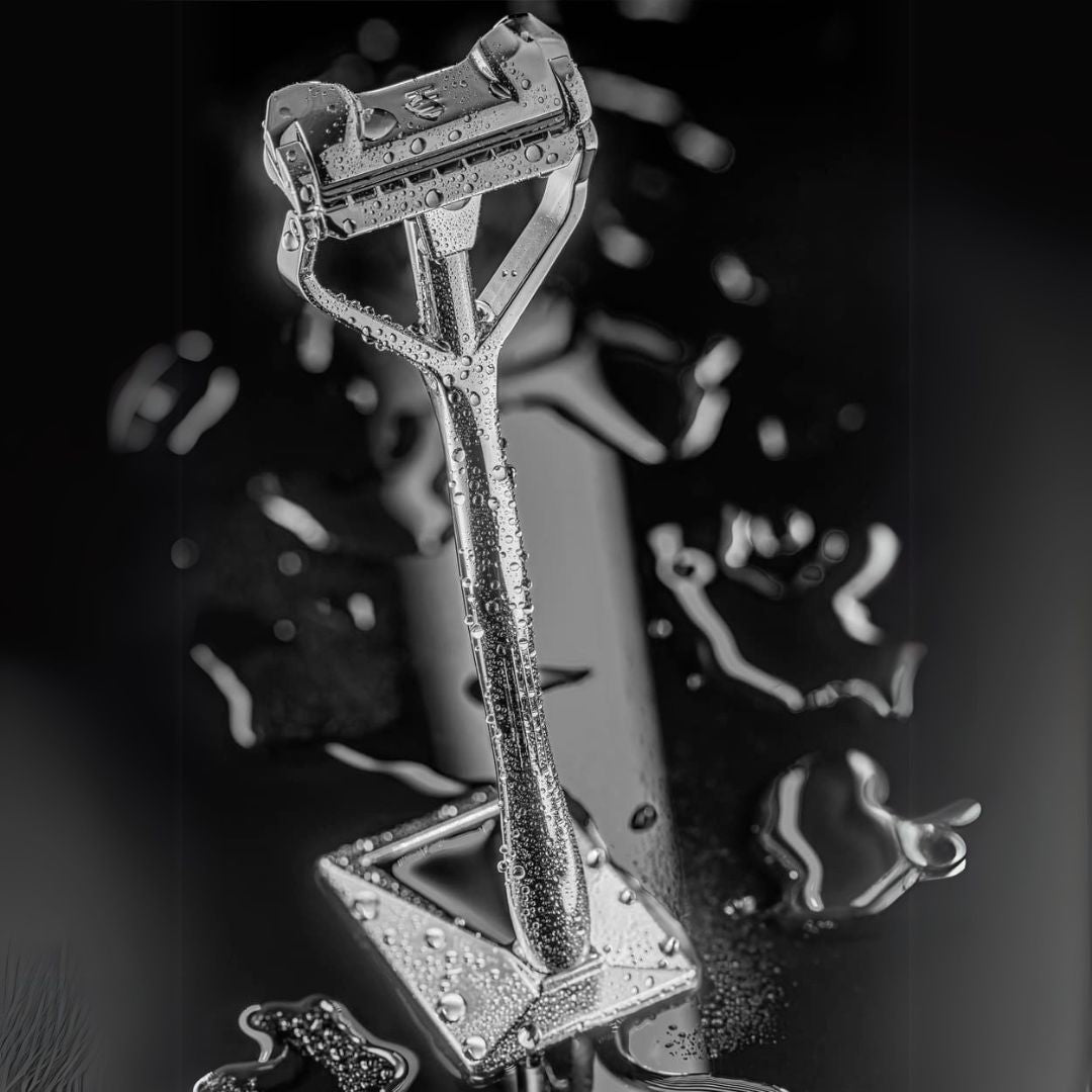 SHAVENT 2.0 couplegoals Set: Metall-Sicherheitsrasierer auf passendem Sockel, umgeben von Wasserperlen, symbolisiert perfekte Nassrasur für Singles Day.