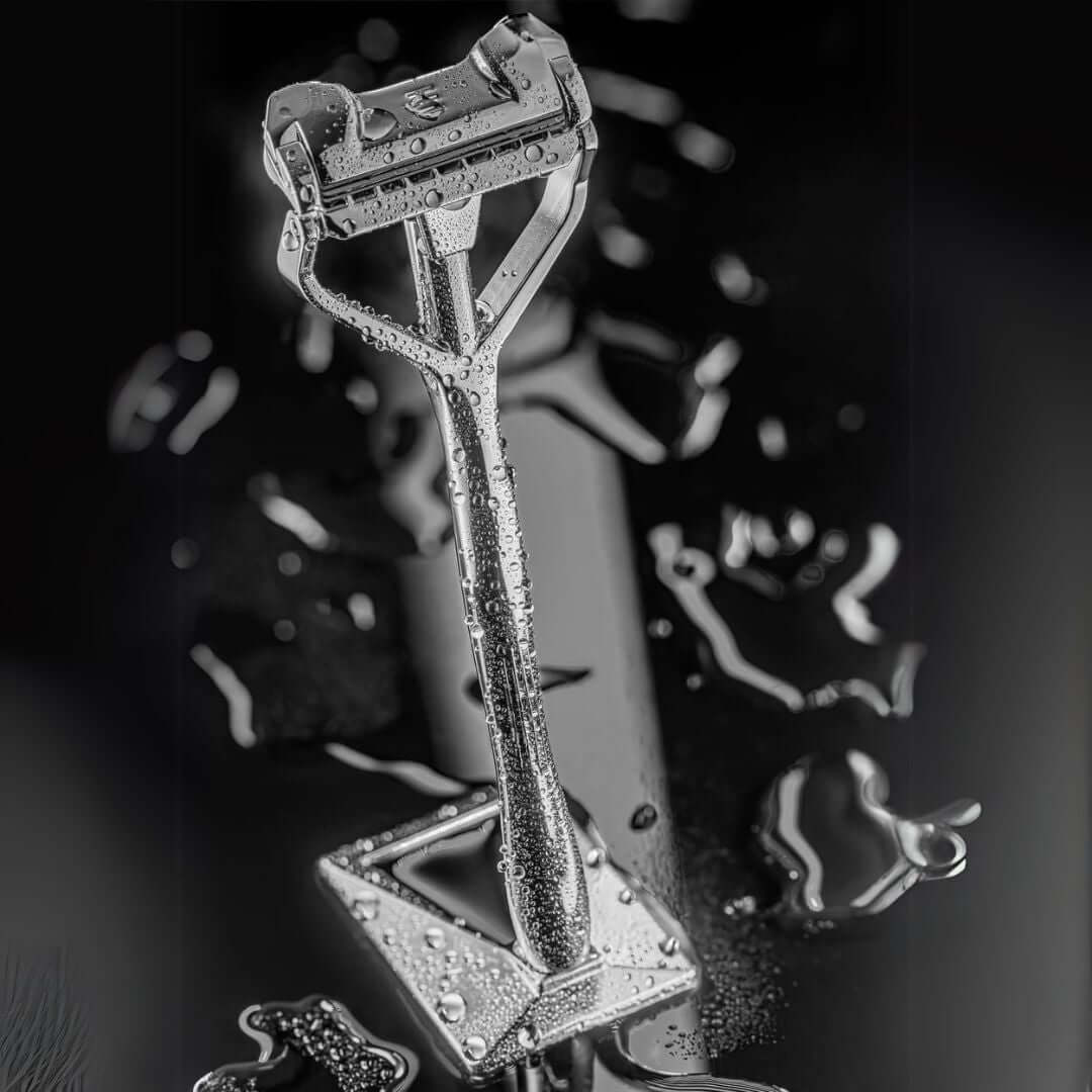SHAVENT 2.0 couplegoals Set: Metall-Sicherheitsrasierer auf passendem Sockel, umgeben von Wasserperlen, symbolisiert perfekte Nassrasur für Singles Day.