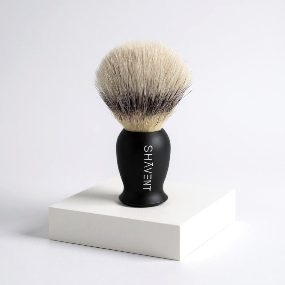 SHAVENT MĂ€nner-Geschenk-Set: Hochwertiger Rasierpinsel mit schwarzem Griff und dichtem Borstenkopf, ideal fĂŒr ein stilvolles Rasurritual. Perfekt fĂŒr MĂ€nner, die QualitĂ€t schĂ€tzen.