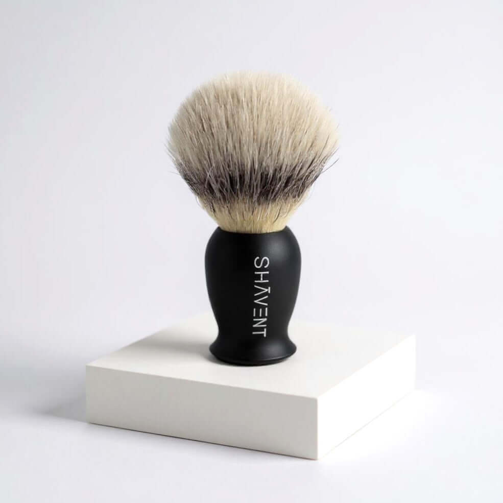 SHAVENT Männer-Geschenk-Set: Hochwertiger Rasierpinsel mit schwarzem Griff und dichtem Borstenkopf, ideal für ein stilvolles Rasurritual. Perfekt für Männer, die Qualität schätzen.