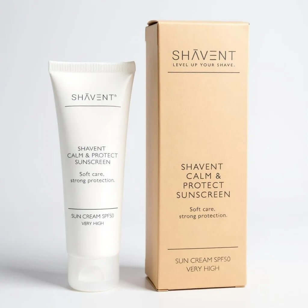 SHAVENT Calm & Protect Sonnencreme SPF50 neben ihrer Verpackung; sanfter Schutz, ideal für frisch rasierte Haut, mit Karanjaöl und recycelter Tube.