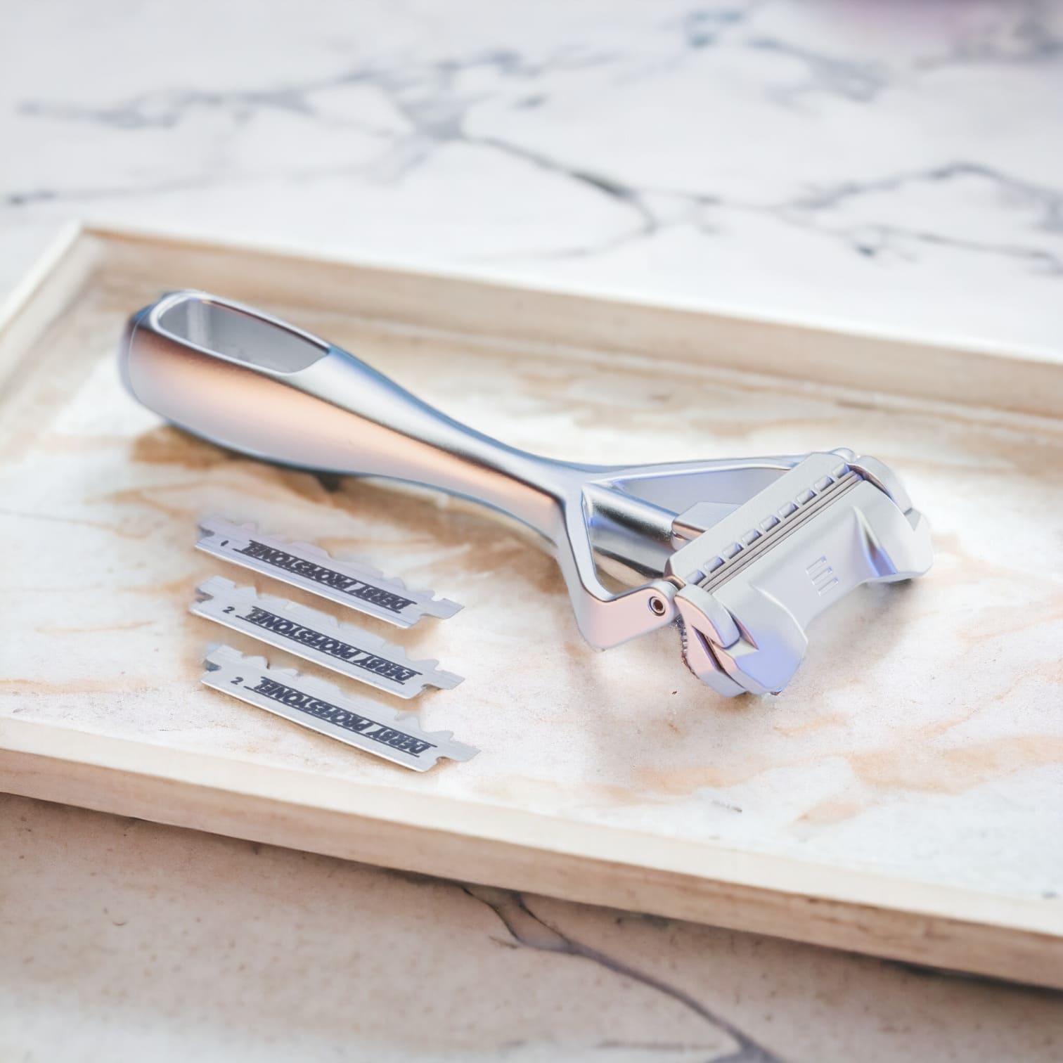 Metall-Sicherheitsrasierer auf Holztablett mit Ersatzklingen, Teil des Singles Day Special: SHAVENT 2.0 couplegoals Set für perfekte Nassrasur.