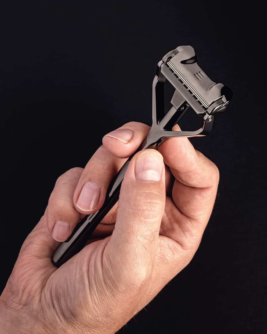Shavent_Original_Black_Oak_Hand