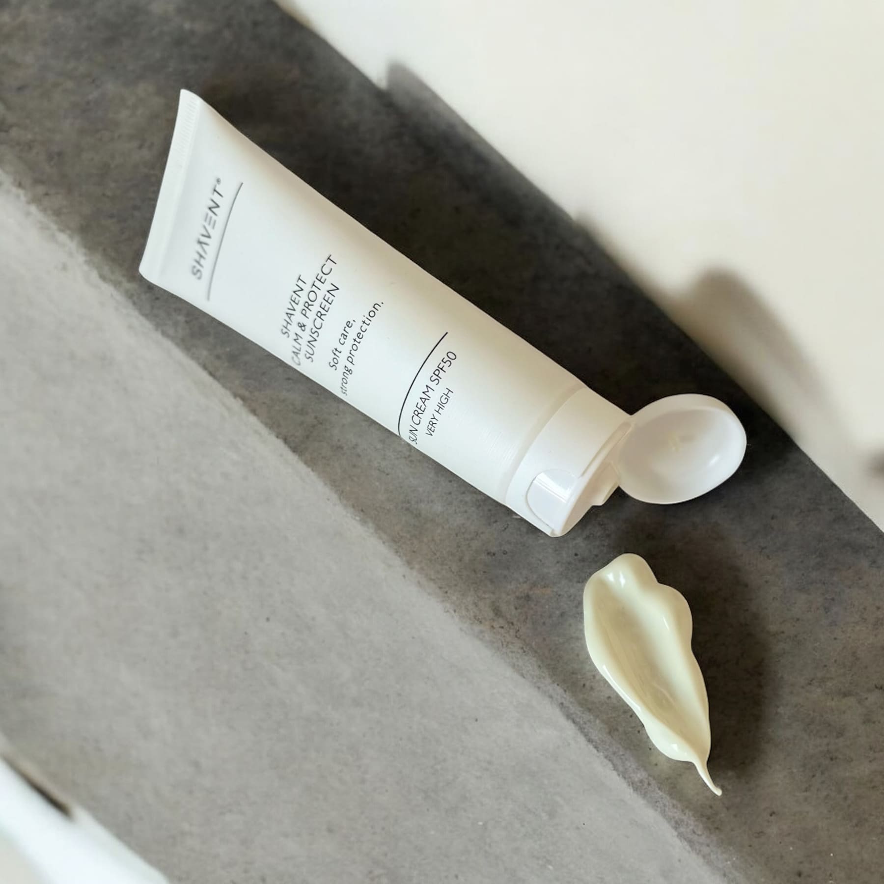 SHAVENT Calm & Protect Sonnencreme SPF50, sanft zur Haut, ideal für frisch rasierte Haut, mit beruhigendem Karanjaöl und schnellem Einziehen, Nahaufnahme der Produktverpackung.