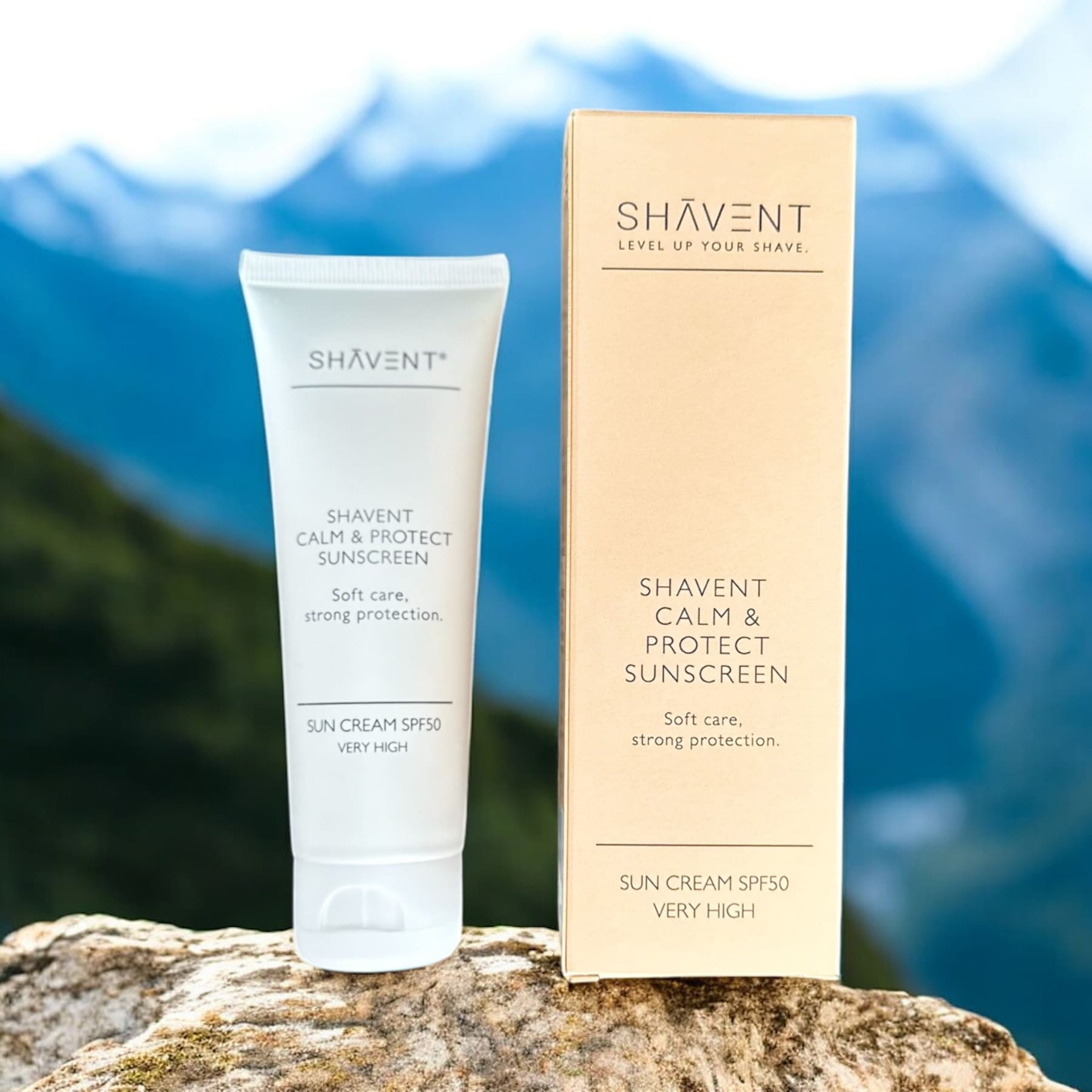 Nahaufnahme von SHAVENT Calm & Protect Sonnencreme SPF50, sanft für frisch rasierte Haut, schützt intensiv, mit beruhigendem Karanjaöl und schnell einziehender Textur.