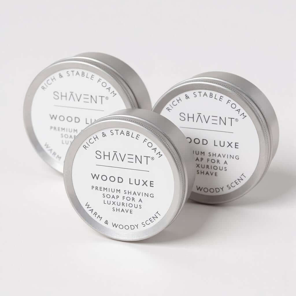 Runde, silberne Aludose mit SHAVENT Wood Luxe Rasierseife, gekennzeichnet durch einen herb holzigen Duft, ideal für eine luxuriöse Nassrasur.