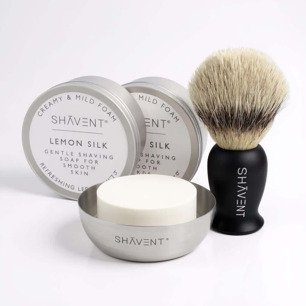 SHAVENT Foam Lover Set – Nahaufnahme eines Rasierpinsels, einer schwarzen Flasche und eines weißen Objekts, ideal für ein stilvolles Rasier-Ritual.