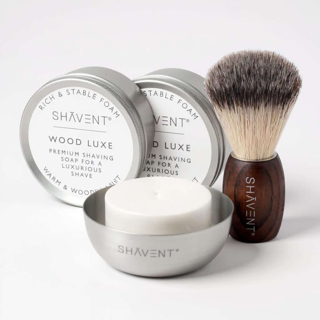 SHAVENT Foam Lover Set: Nahaufnahme einer weißen Kerze in silberner Schale und brauner Dose – stilvoll für die perfekte Rasur mit Rasierseifen und Pinsel.