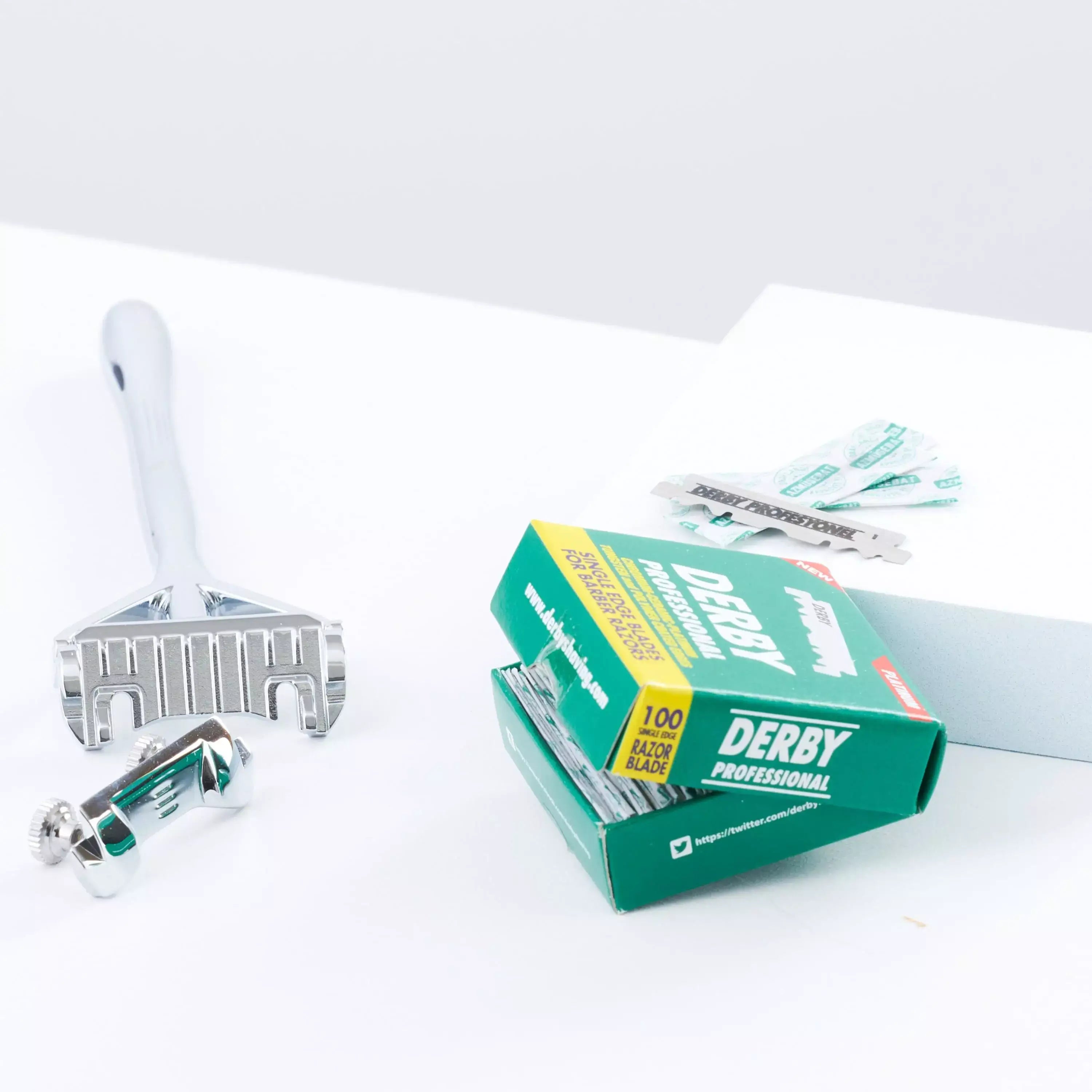 SHAVENT 2.0 Muttertag Special: Metall-Rasierer mit flexiblem Kopf, 100 Derby-Klingen, 2in1 Rasier-Gel und Glas-Spender. Perfekt für plastikfreie, sanfte Rasuren.