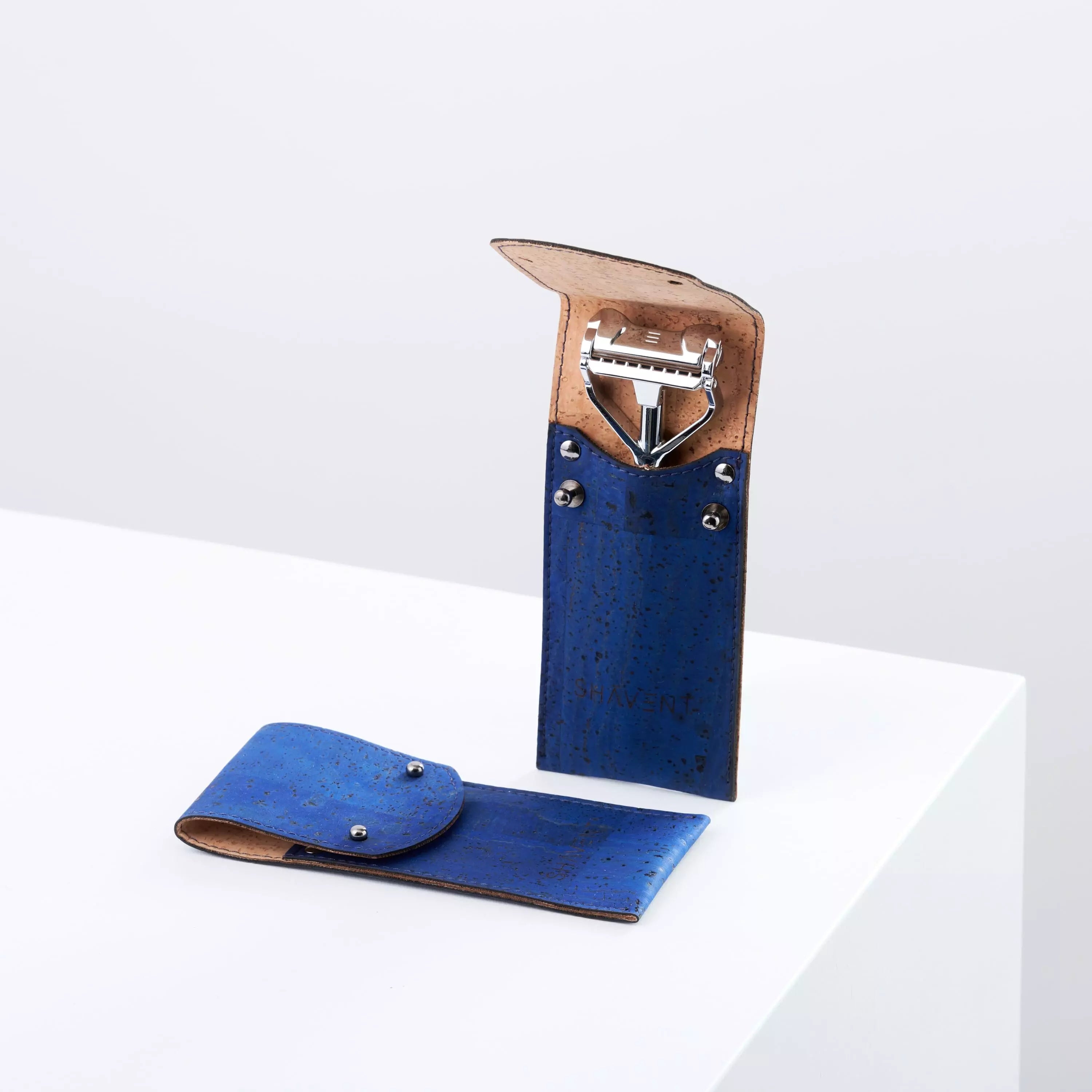 SHAVENT Original Oster Special mit gratis Klingen-Test-Set: Chromrasierer im blauen Leder-/Korketui, ideal für eine sanfte Rasur, inklusive zweitem, offenem Etui.