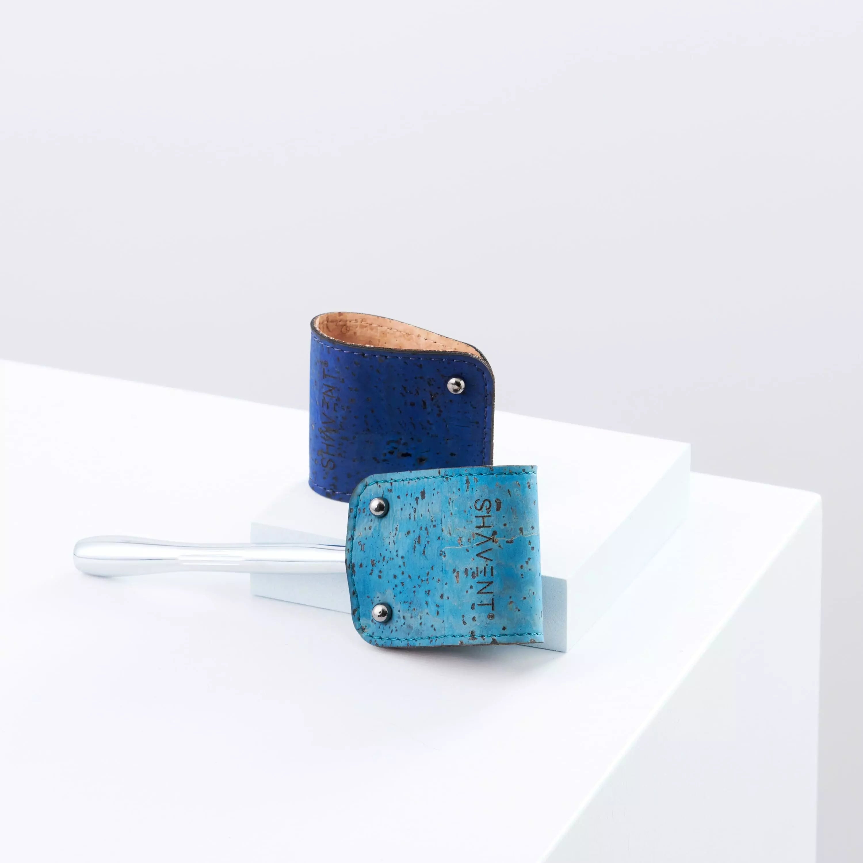 SHAVENT Compact Oster Special: Eleganter Rasierer mit flexiblem Schwingkopf und zwei Kork-Klingenschutz, ideal für sanfte Körperrasur. Gratis Klingen-Test-Set inklusive.