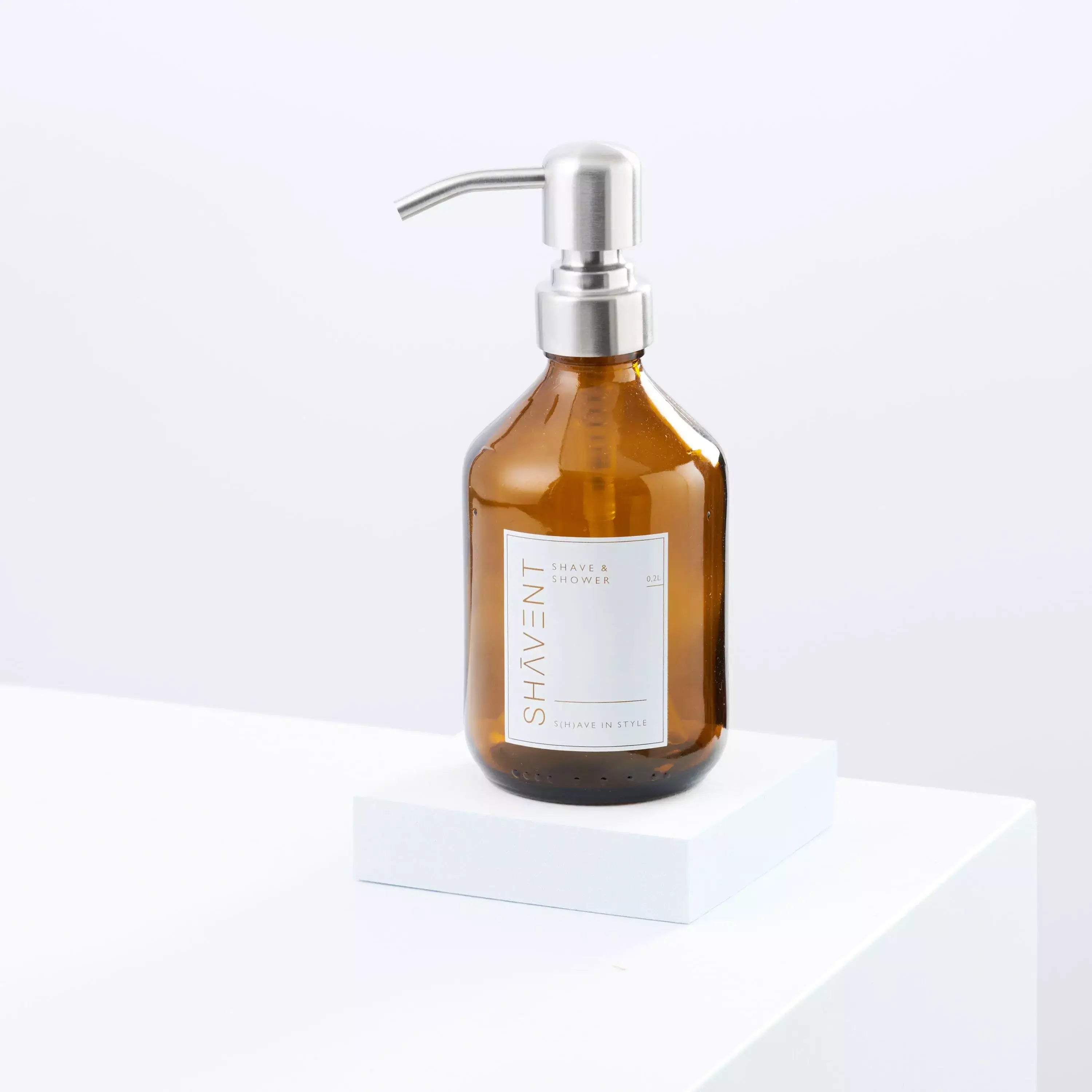 SHAVENT Frauen-Geschenk-Set: Nachfüllbare 0,2 L Pumpflasche mit Edelstahlspender, beschriftet mit Shave & Shower, ideal für luxuriöse Rasur- und Duschmomente.