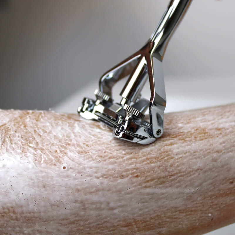 Frau rasiert sich mit dem SHAVENT die Achsel