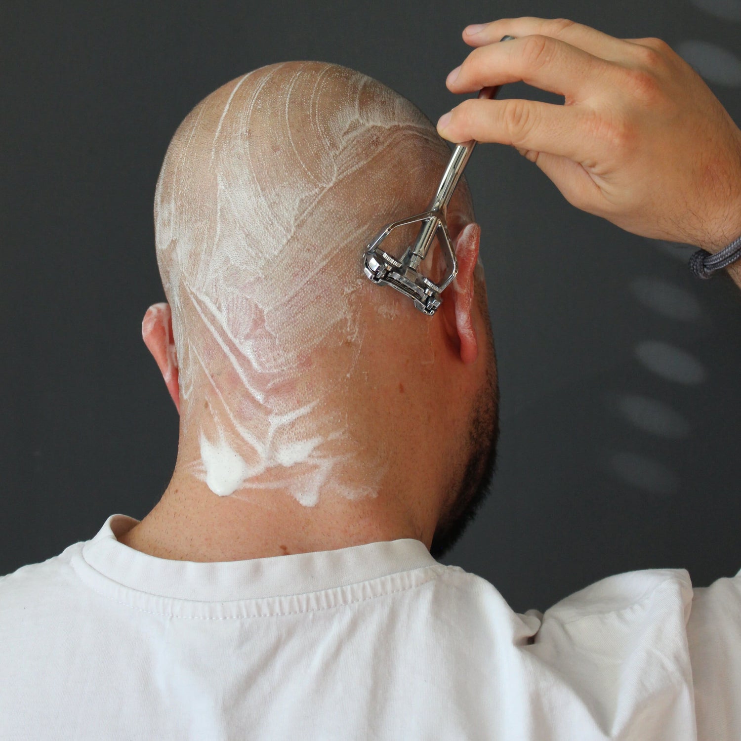 Mann rasiert Glatze mit Shavent