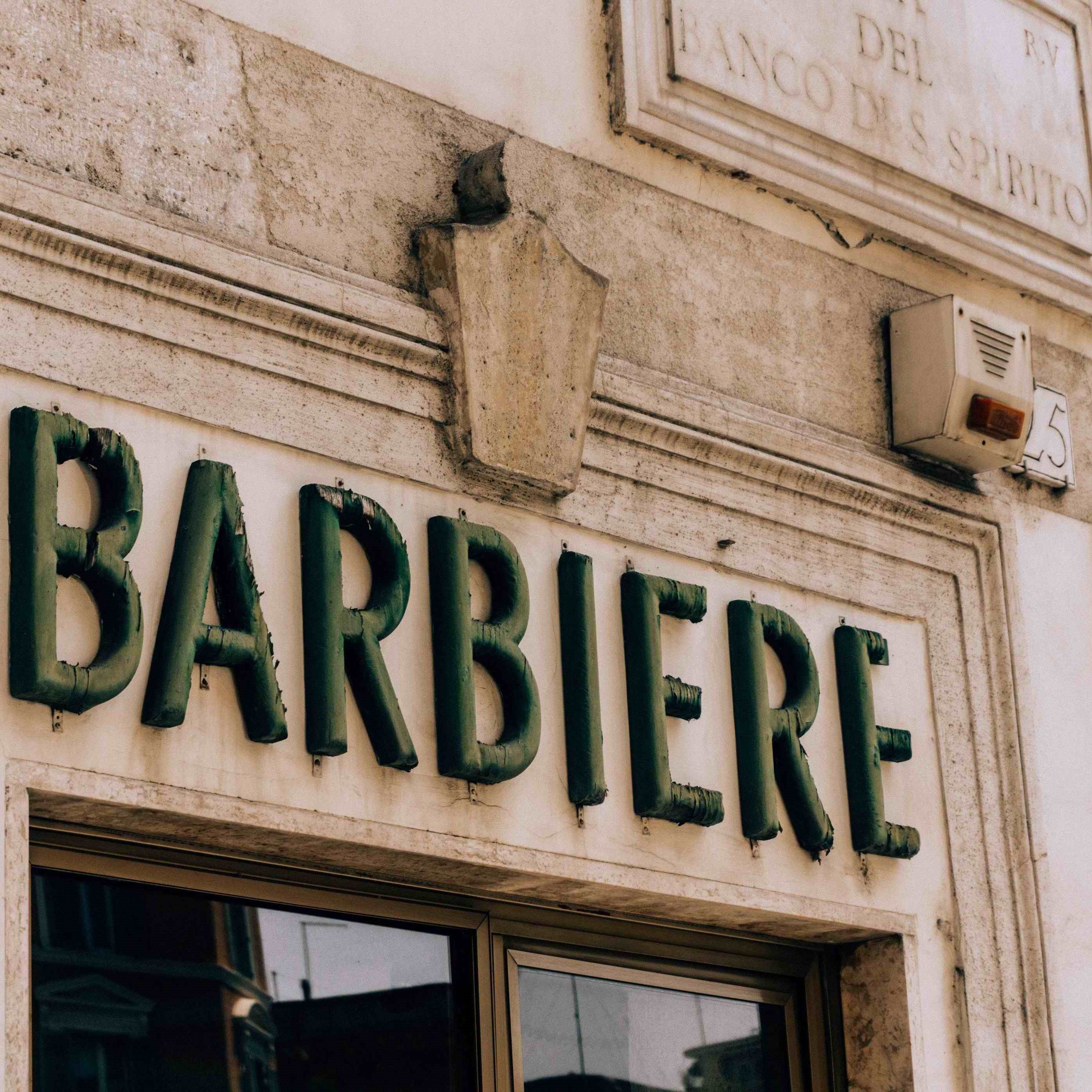 Barbier Leuchtreklame an alter Fassade