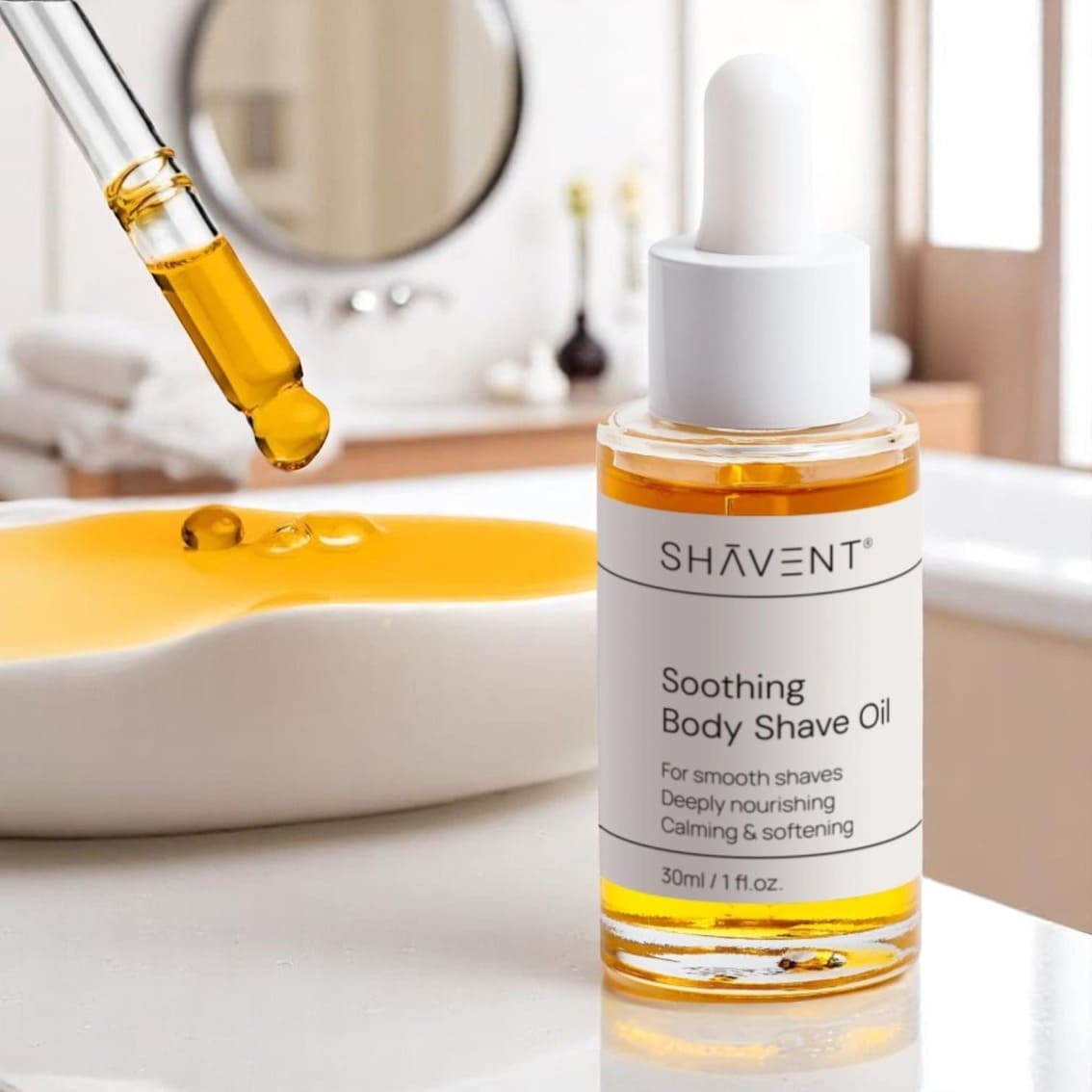 SHAVENT Body Shave Ritual Set: Nahaufnahme von Rasierer, Flasche und Pflanze. Sanfte Körperrasur, ohne Ziepen oder Brennen, für ein geschmeidiges Hautgefühl.