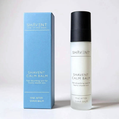 SHĀVENT Calm Balm: Feuchtigkeitsspendendes After Shave für perfekt rasierte Haut, präsentiert in einer eleganten Glasflasche mit Pumpe und passender Verpackung.