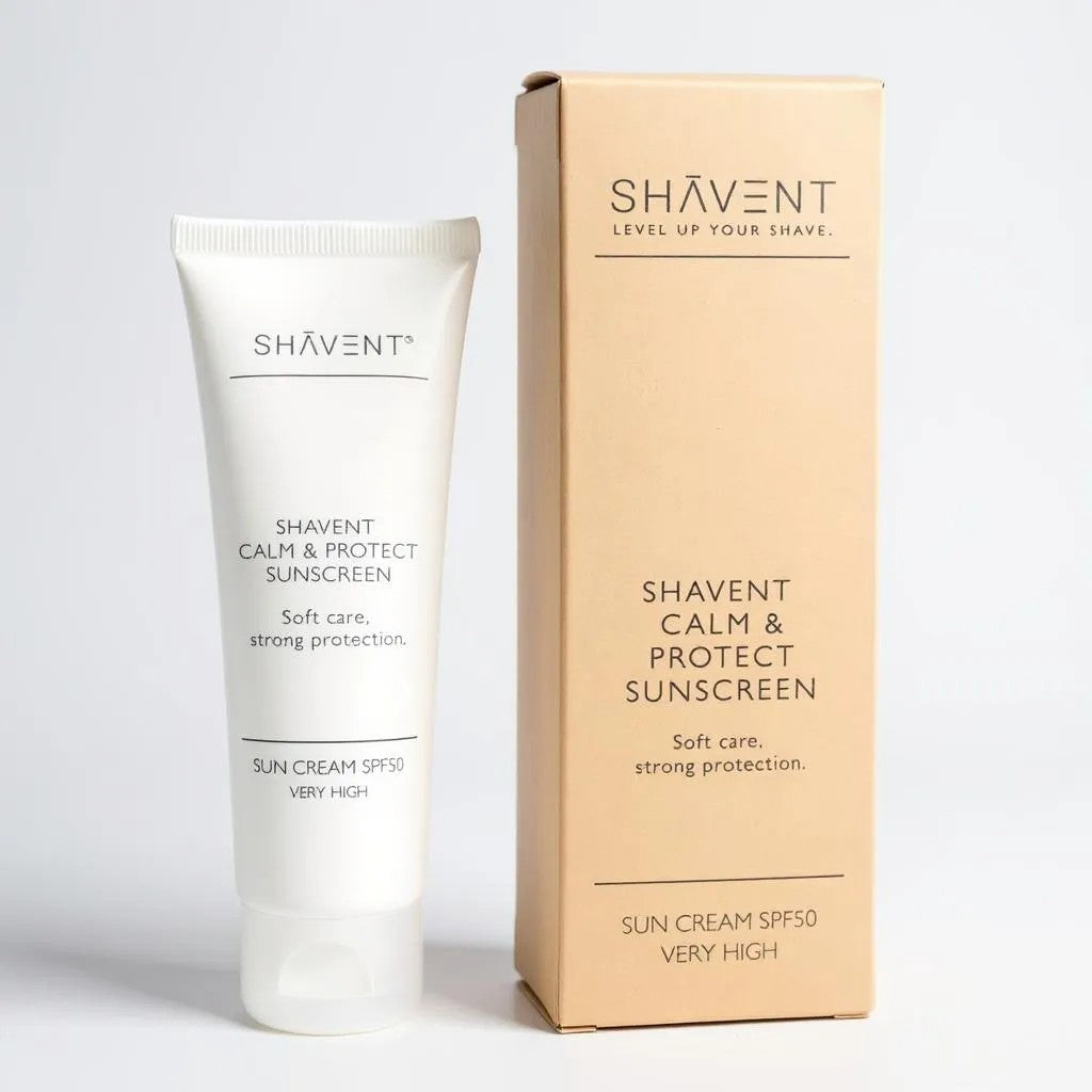 SHAVENT Calm & Protect Sonnencreme SPF50 neben ihrer Verpackung; sanfter Schutz, ideal für frisch rasierte Haut, mit Karanjaöl und recycelter Tube.