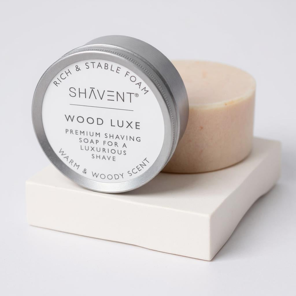 SHAVENT Wood Luxe – Pflegende Rasierseife in rundem Alutiegel mit weißem Etikett, ideal für stilvolle Nassrasur mit holzigem Duft.