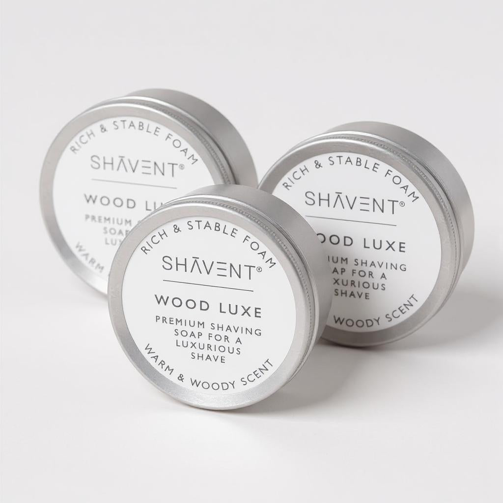 Runde, silberne Aludose mit SHAVENT Wood Luxe Rasierseife, gekennzeichnet durch einen herb holzigen Duft, ideal für eine luxuriöse Nassrasur.