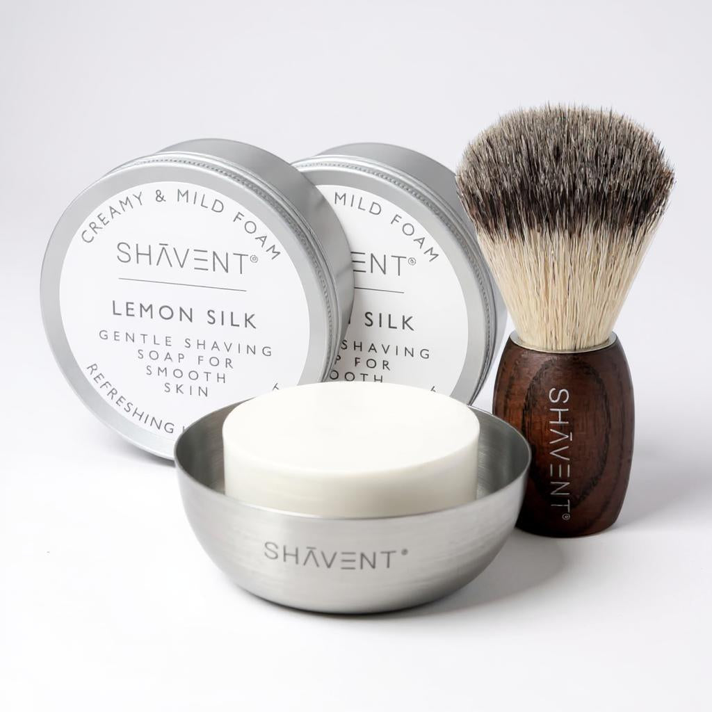 SHAVENT Foam Lover Set – Nahaufnahme eines Rasierpinsels, einer Rasierschale und einer Rasierseife im Alutiegel, für ein stilvolles Rasier-Ritual.