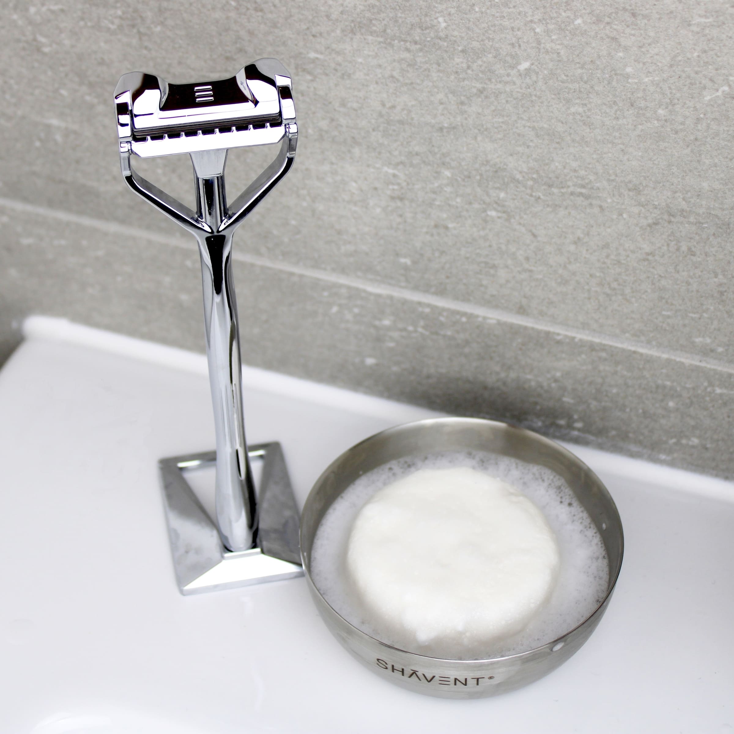 SHAVENT Rasierseife ohne Seife in Rasierschale neben SHAVENT im Badezimmer